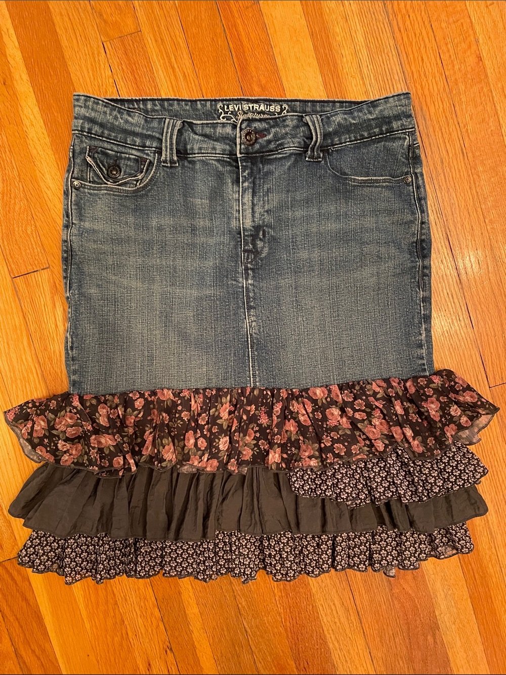 LEVI’S Ladies Flirty Feminine Floral Ruffle Denim Cottagecore Coastal Fun Skirt